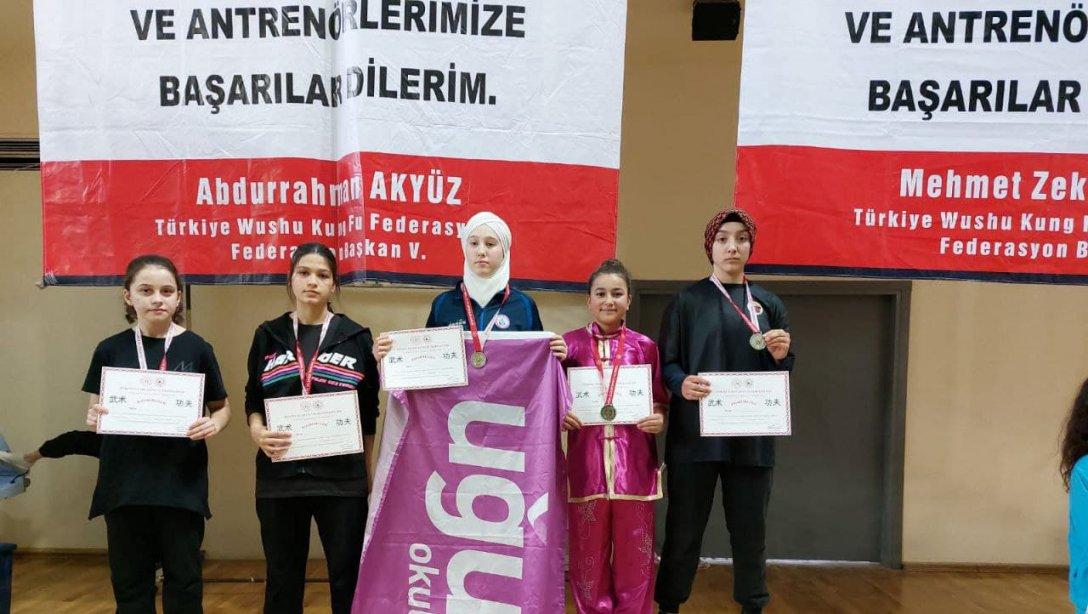 İlçemiz Mehmet Atıf Aydın İmam Hatip Ortaokulu Yıldızlar Wing Chum kategorisinde İl 1. liği ve Türkiye 2. liği Dereceleri 