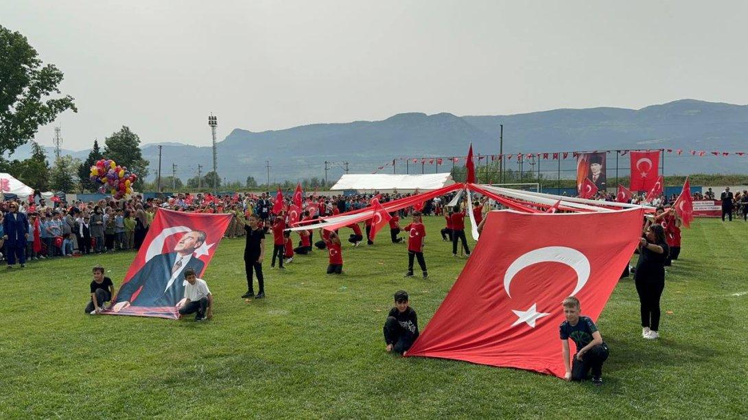 23 Nisan Ulusal Egemenlik ve Çocuk Bayramı etkinlikleri kapsamında Pamukova Atatürk Stadyumu'nda kutlama programı gerçekleştirildi.