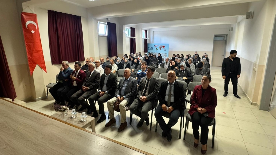 15 Temmuz Demokrasi ve Milli Birlik Günü Kapsamında Mehmet Atıf Aydın İmam Hatip Ortaokulunda Anma Programı gerçekleştirildi